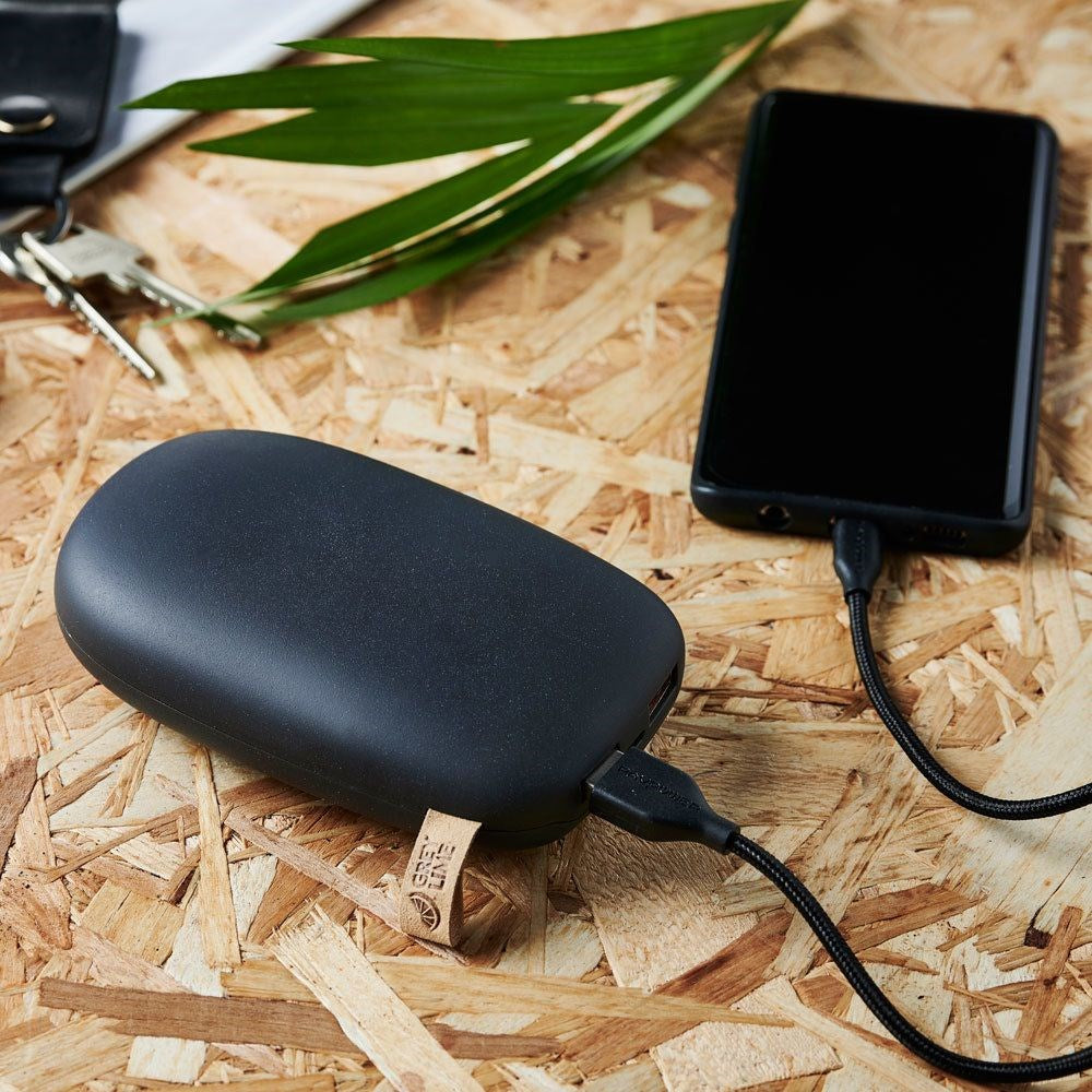 https://cdn.shopify.com/s/files/1/0950/5387/3523/files/greylime-power-stone-10-400-mah-powerbank-black-p104304-i-brug.jpg?v=1759748088