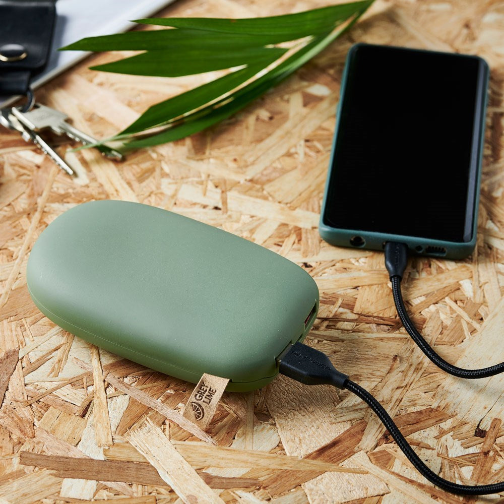 https://cdn.shopify.com/s/files/1/0950/5387/3523/files/greylime-power-stone-10-400-mah-powerbank-green-p104303-i-brug.jpg?v=1759748096