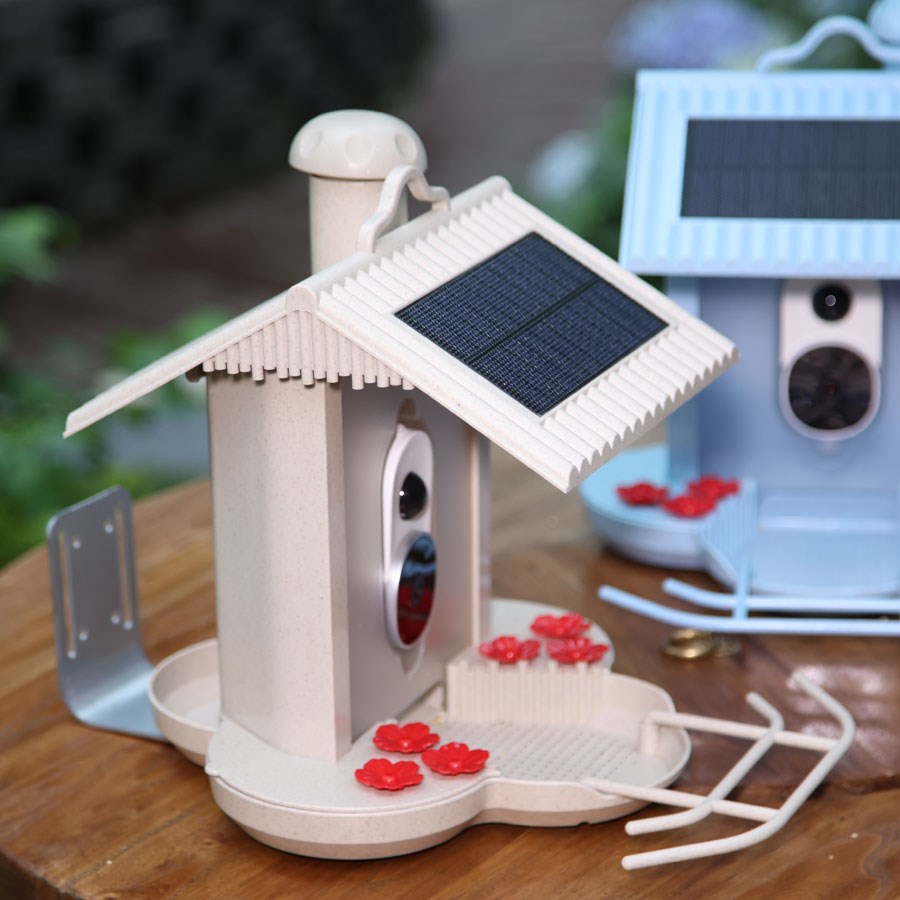 https://cdn.shopify.com/s/files/1/0950/5387/3523/files/hb-5543_hibirds-wifi-smart-fuglefoderhus-1080hd-kamera-og-ai-fuglegendkendelse-5_db347961-e10d-4d9f-bf86-b5fa1fd8ba27.jpg?v=1759744505