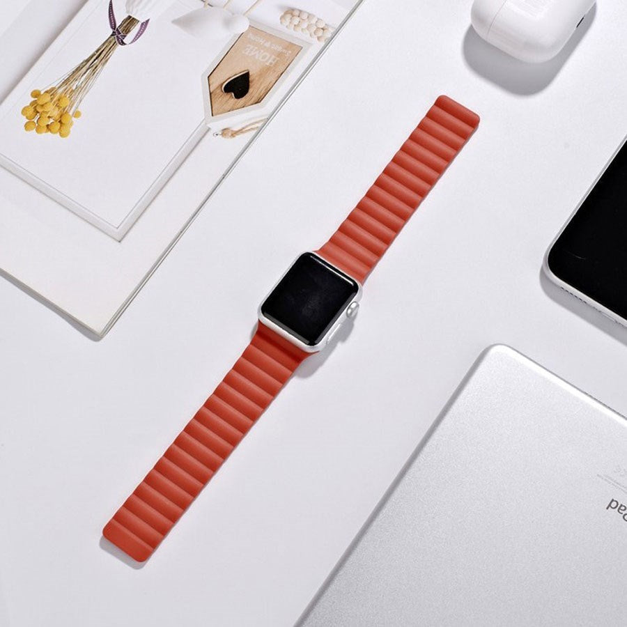 https://cdn.shopify.com/s/files/1/0950/5387/3523/files/lpaw084_lippa-apple-watch-magnetisk-silikonerem-38-40-41-rod-2.jpg?v=1759553282