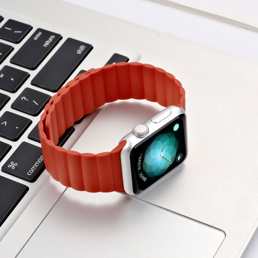 https://cdn.shopify.com/s/files/1/0950/5387/3523/files/lpaw084_lippa-apple-watch-magnetisk-silikonerem-38-40-41-rod-3.jpg?v=1759553282