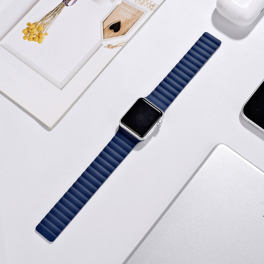 https://cdn.shopify.com/s/files/1/0950/5387/3523/files/lpaw085_lippa-apple-watch-magnetisk-silikonerem-38-40-41-navybla-2.jpg?v=1759553275