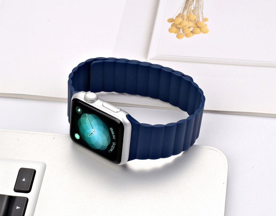 https://cdn.shopify.com/s/files/1/0950/5387/3523/files/lpaw085_lippa-apple-watch-magnetisk-silikonerem-38-40-41-navybla-3.jpg?v=1759553275