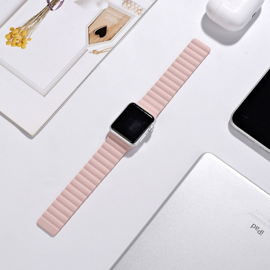 https://cdn.shopify.com/s/files/1/0950/5387/3523/files/lpaw117_lippa-apple-watch-magnetisk-silikonerem-42-44-45-49-pink-2.jpg?v=1759553303
