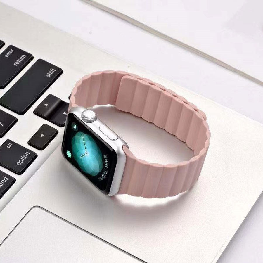 https://cdn.shopify.com/s/files/1/0950/5387/3523/files/lpaw117_lippa-apple-watch-magnetisk-silikonerem-42-44-45-49-pink-3.jpg?v=1759553303