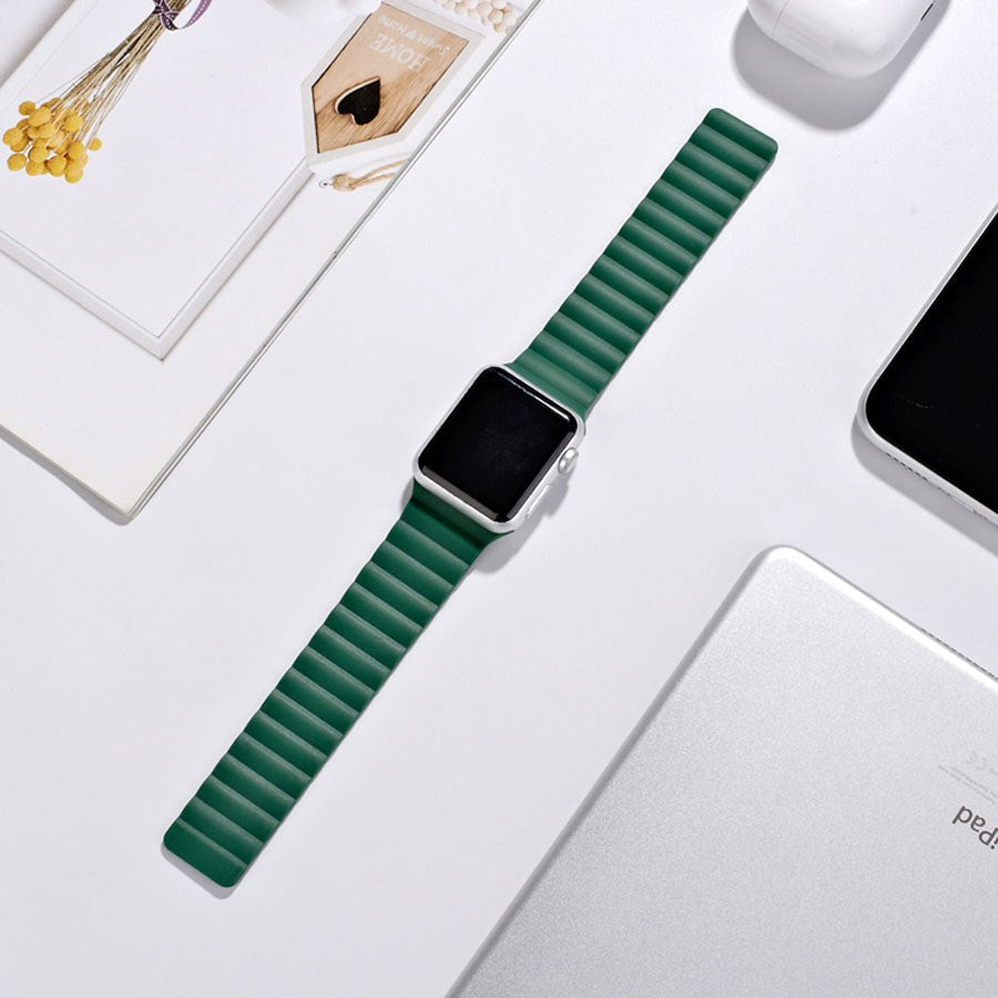https://cdn.shopify.com/s/files/1/0950/5387/3523/files/lpaw118_lippa-apple-watch-magnetisk-silikonerem-42-44-45-49-morkegron-2.jpg?v=1759553293
