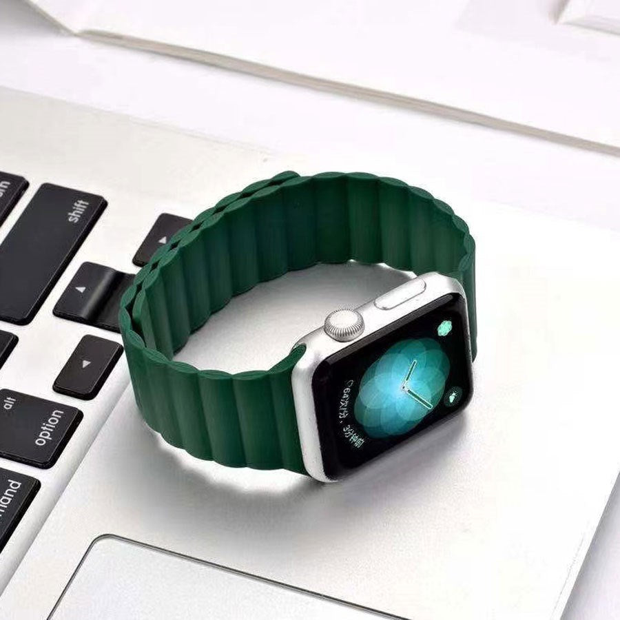 https://cdn.shopify.com/s/files/1/0950/5387/3523/files/lpaw118_lippa-apple-watch-magnetisk-silikonerem-42-44-45-49-morkegron-3.jpg?v=1759553293
