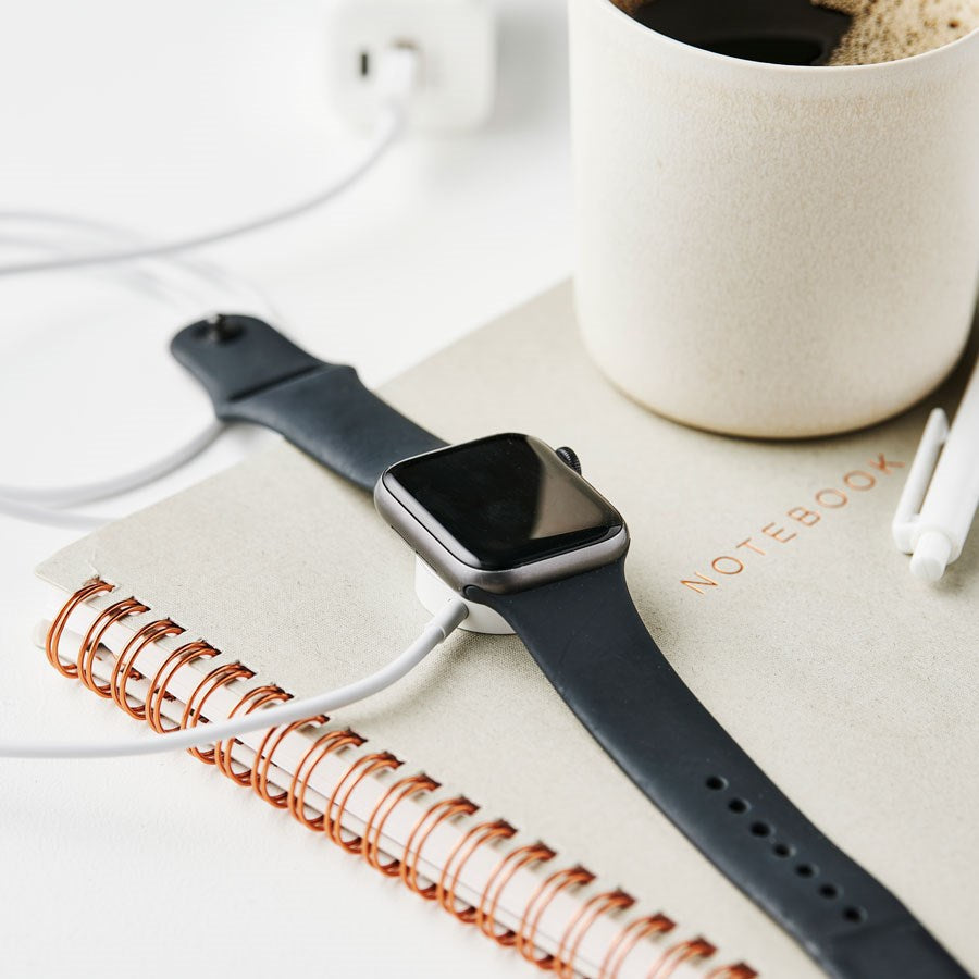 https://cdn.shopify.com/s/files/1/0950/5387/3523/files/lpawch_-lippa-1m-5w-apple-watch-charger_lys.jpg?v=1759748719
