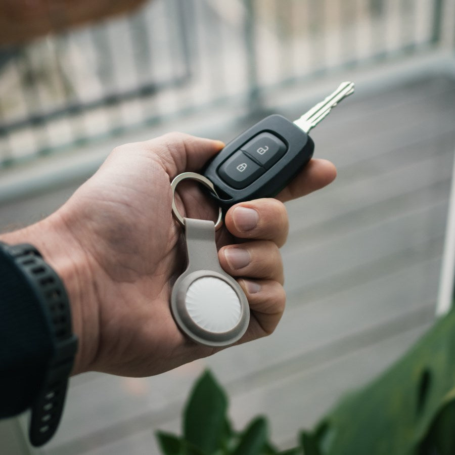 https://cdn.shopify.com/s/files/1/0950/5387/3523/files/lpcover0032_lippa-keyring-for-airtag-and-smart-finder-black-2.jpg?v=1759552644