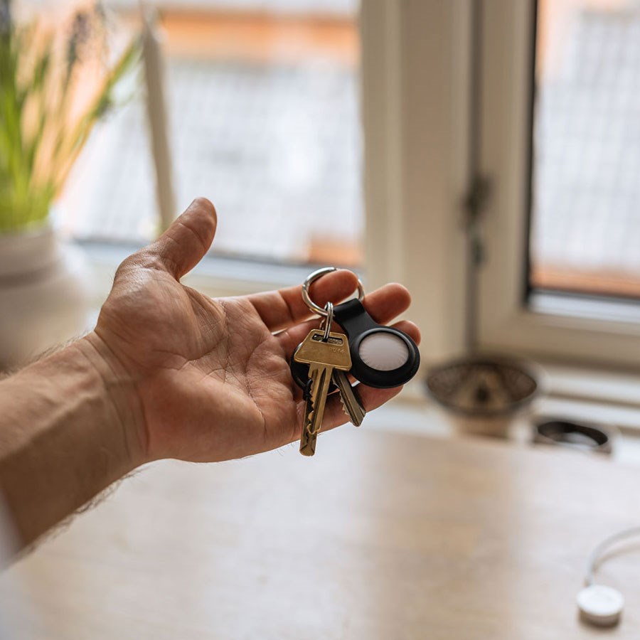 https://cdn.shopify.com/s/files/1/0950/5387/3523/files/lpcover0032_lippa-keyring-for-airtag-and-smart-finder-black-4.jpg?v=1770173288