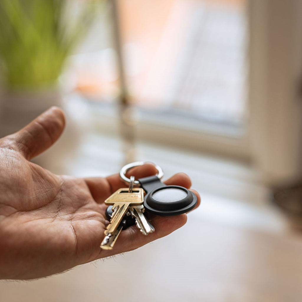 https://cdn.shopify.com/s/files/1/0950/5387/3523/files/lpcover0032_lippa-keyring-for-airtag-and-smart-finder-black-5.jpg?v=1770173288