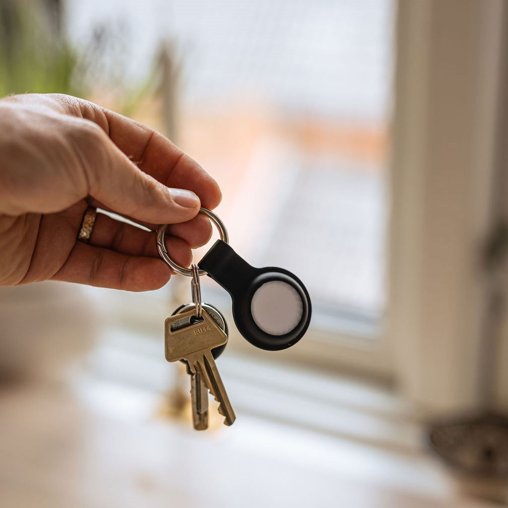 https://cdn.shopify.com/s/files/1/0950/5387/3523/files/lpcover0032_lippa-keyring-for-airtag-and-smart-finder-black-7.jpg?v=1770173288