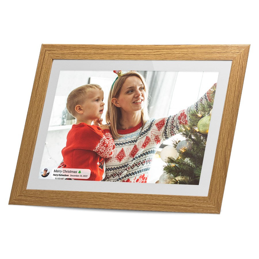 https://cdn.shopify.com/s/files/1/0950/5387/3523/files/lpfr10w_lippa-10-tommer-frameo-digital-billederamme-traeramme-1.jpg?v=1759744994