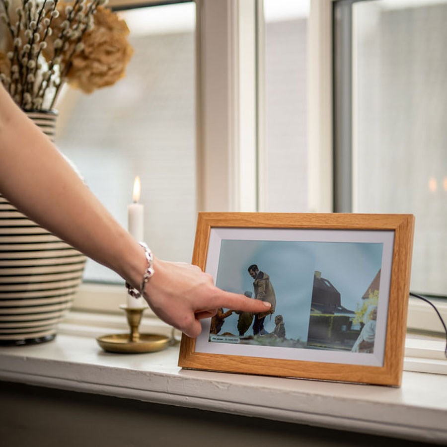 https://cdn.shopify.com/s/files/1/0950/5387/3523/files/lpfr10w_lippa-10-tommer-frameo-digital-billederamme-traeramme-10.jpg?v=1770173211
