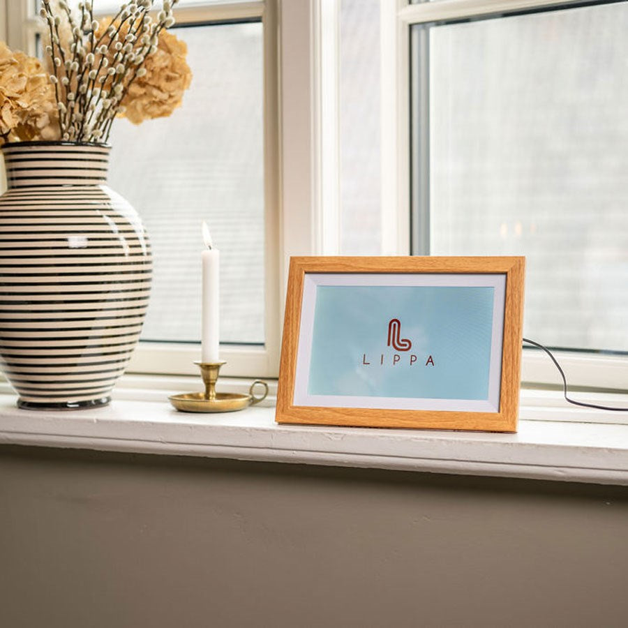 https://cdn.shopify.com/s/files/1/0950/5387/3523/files/lpfr10w_lippa-10-tommer-frameo-digital-billederamme-traeramme-12.jpg?v=1770173211