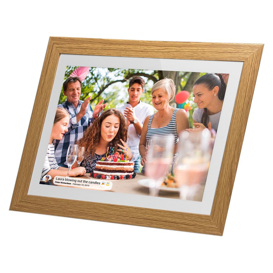 https://cdn.shopify.com/s/files/1/0950/5387/3523/files/lpfr10w_lippa-10-tommer-frameo-digital-billederamme-traeramme-2.jpg?v=1759744994