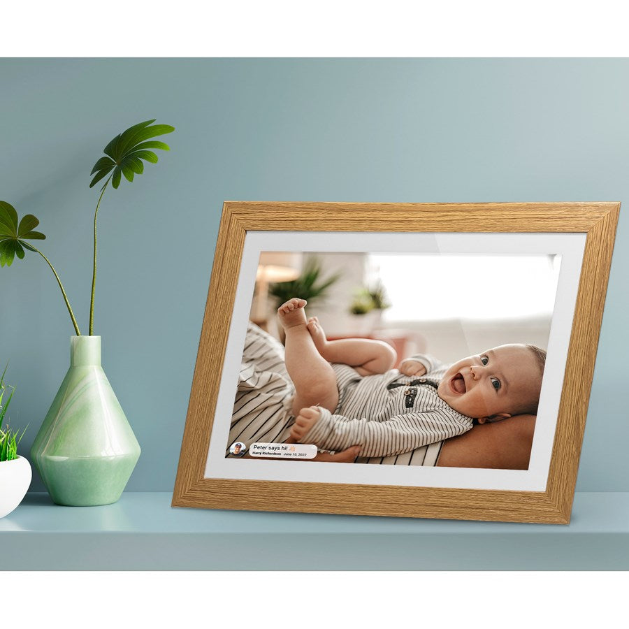 https://cdn.shopify.com/s/files/1/0950/5387/3523/files/lpfr10w_lippa-10-tommer-frameo-digital-billederamme-traeramme-3.jpg?v=1759744994