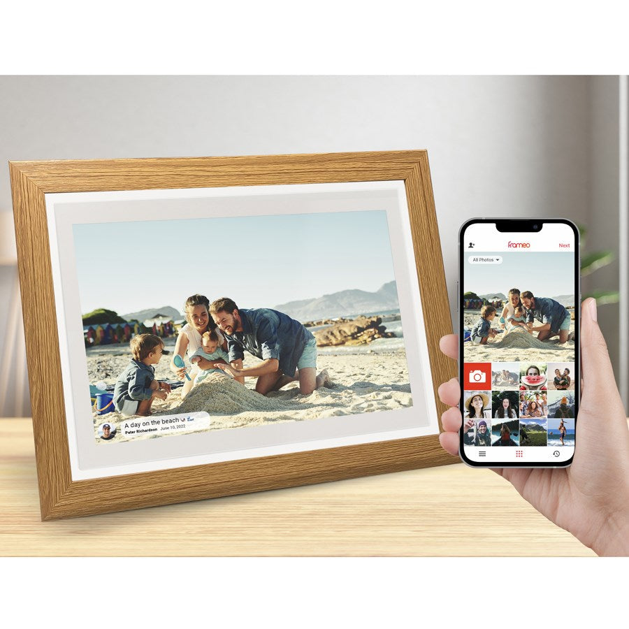 https://cdn.shopify.com/s/files/1/0950/5387/3523/files/lpfr10w_lippa-10-tommer-frameo-digital-billederamme-traeramme-4.jpg?v=1759744994