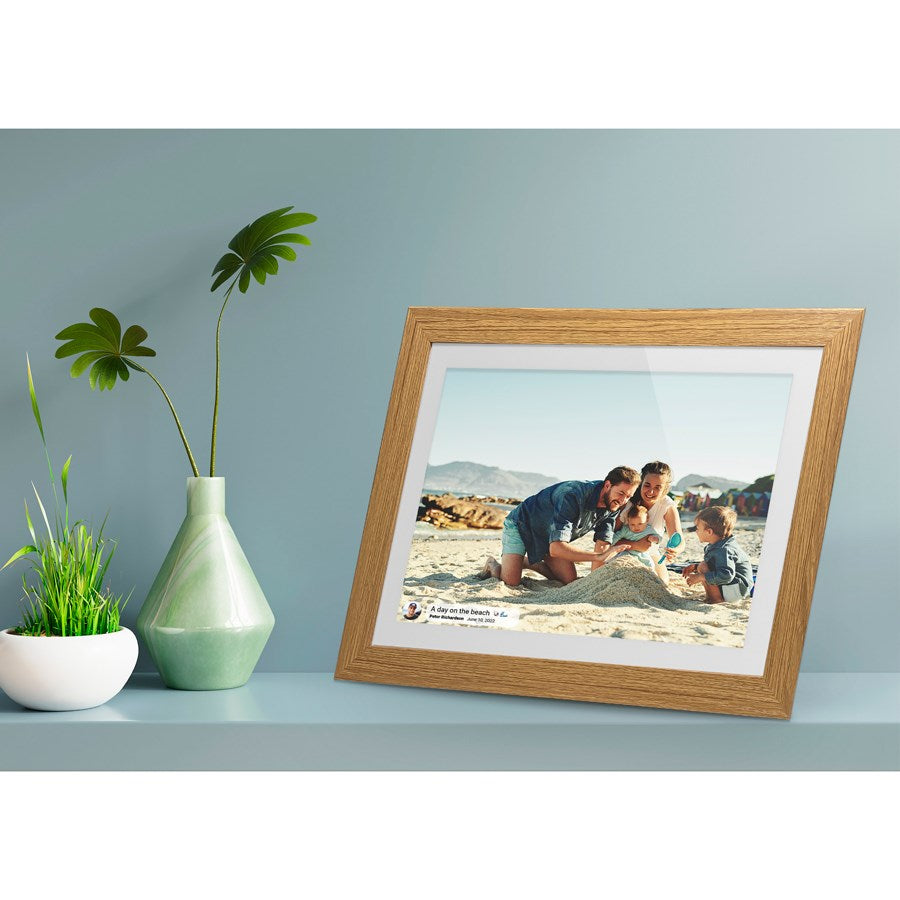 https://cdn.shopify.com/s/files/1/0950/5387/3523/files/lpfr10w_lippa-10-tommer-frameo-digital-billederamme-traeramme-5.jpg?v=1759744994