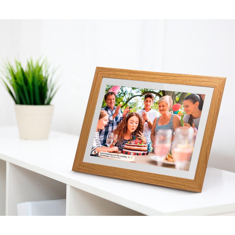 https://cdn.shopify.com/s/files/1/0950/5387/3523/files/lpfr10w_lippa-10-tommer-frameo-digital-billederamme-traeramme-6.jpg?v=1759744994