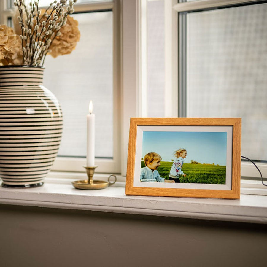 https://cdn.shopify.com/s/files/1/0950/5387/3523/files/lpfr10w_lippa-10-tommer-frameo-digital-billederamme-traeramme-9.jpg?v=1770173211