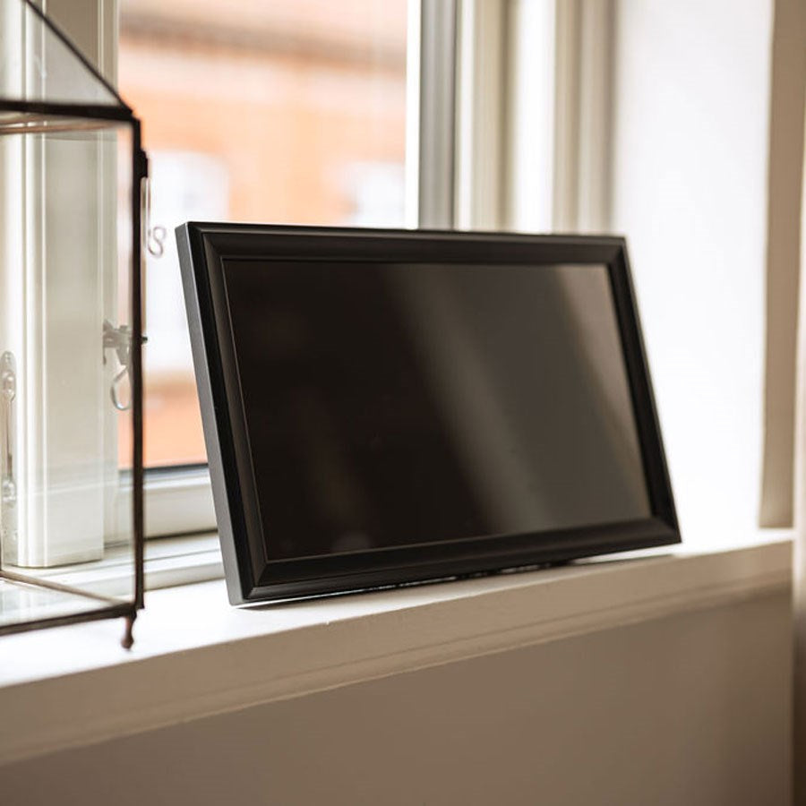 https://cdn.shopify.com/s/files/1/0950/5387/3523/files/lpfr15b_lippa-156-inch-frameo-screen-black-7.jpg?v=1770173105