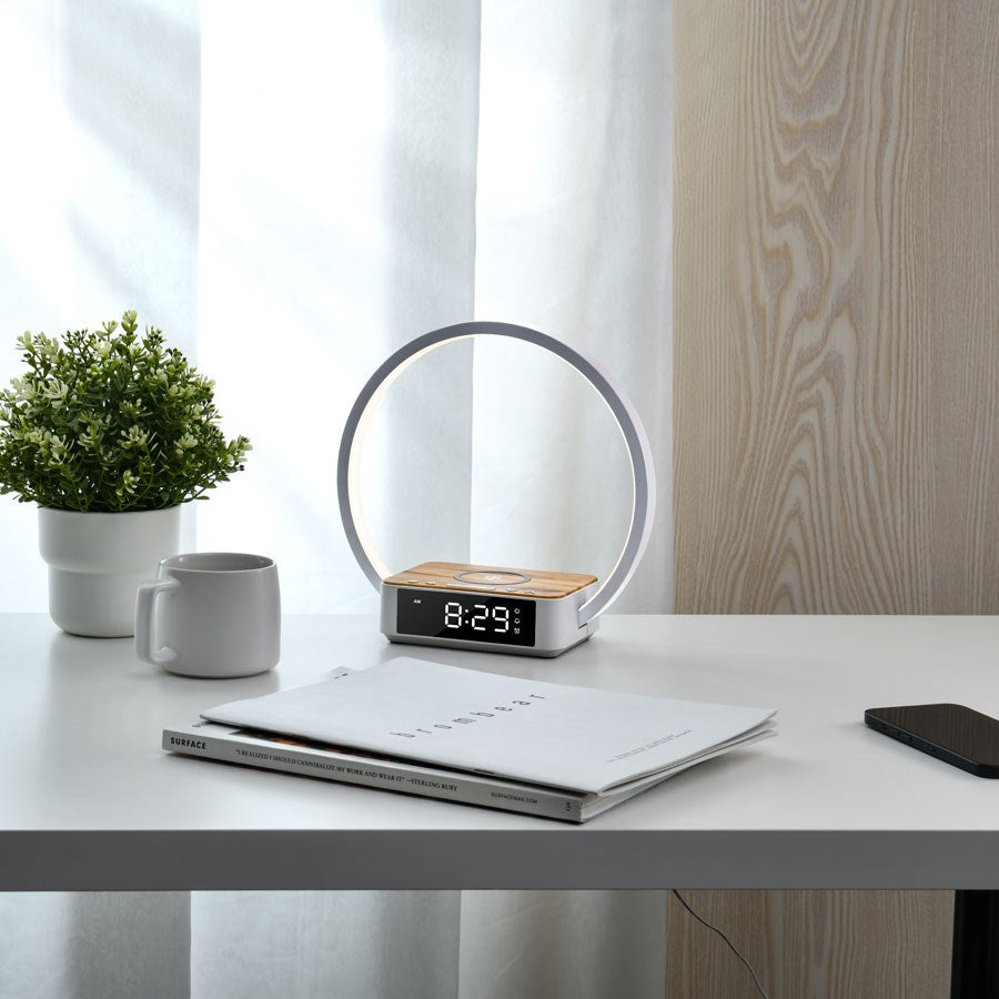 https://cdn.shopify.com/s/files/1/0950/5387/3523/files/lpl-087_lippa-sengelampe-med-tradlos-opladning-og-vaekkeur-hvid-5_901305fb-acf5-4241-89d1-d7a0bdad9561.jpg?v=1768904020