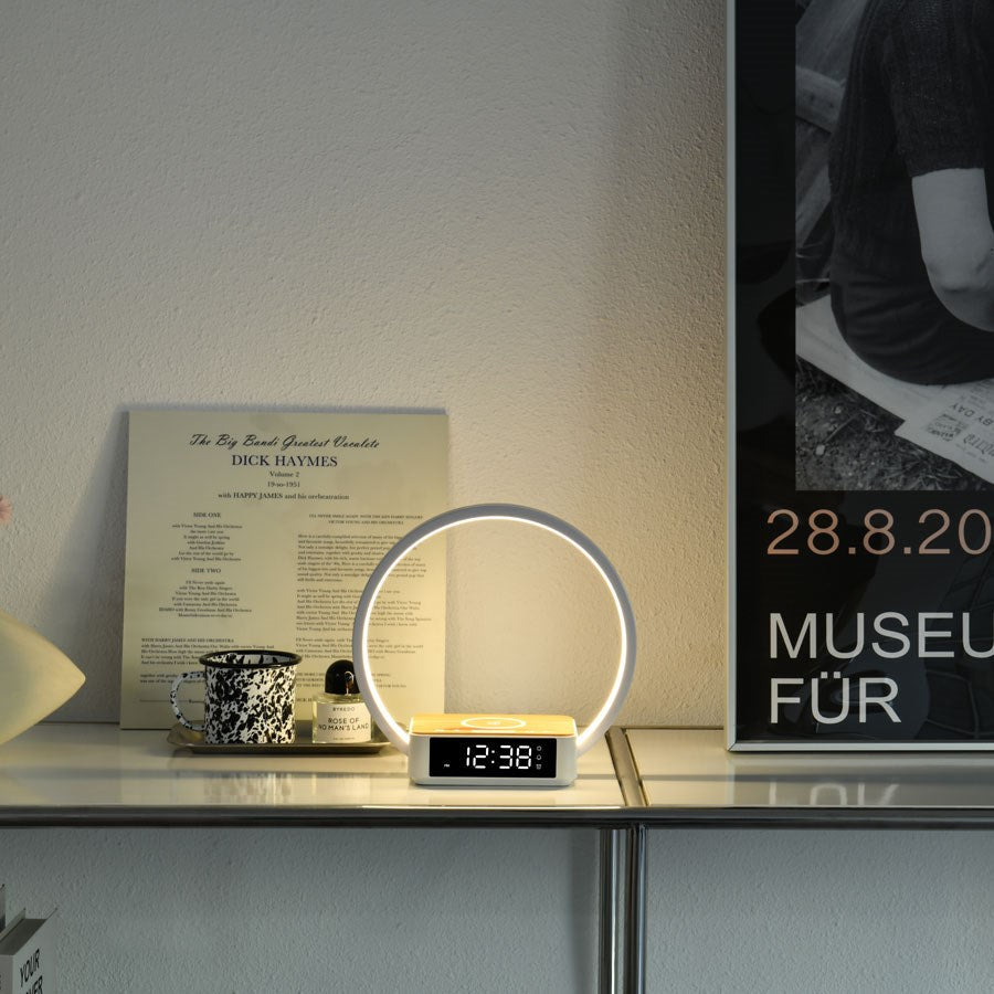 https://cdn.shopify.com/s/files/1/0950/5387/3523/files/lpl-087_lippa-sengelampe-med-tradlos-opladning-og-vaekkeur-hvid-6_015db40d-8335-49f7-929d-e39220822fd4.jpg?v=1768904020