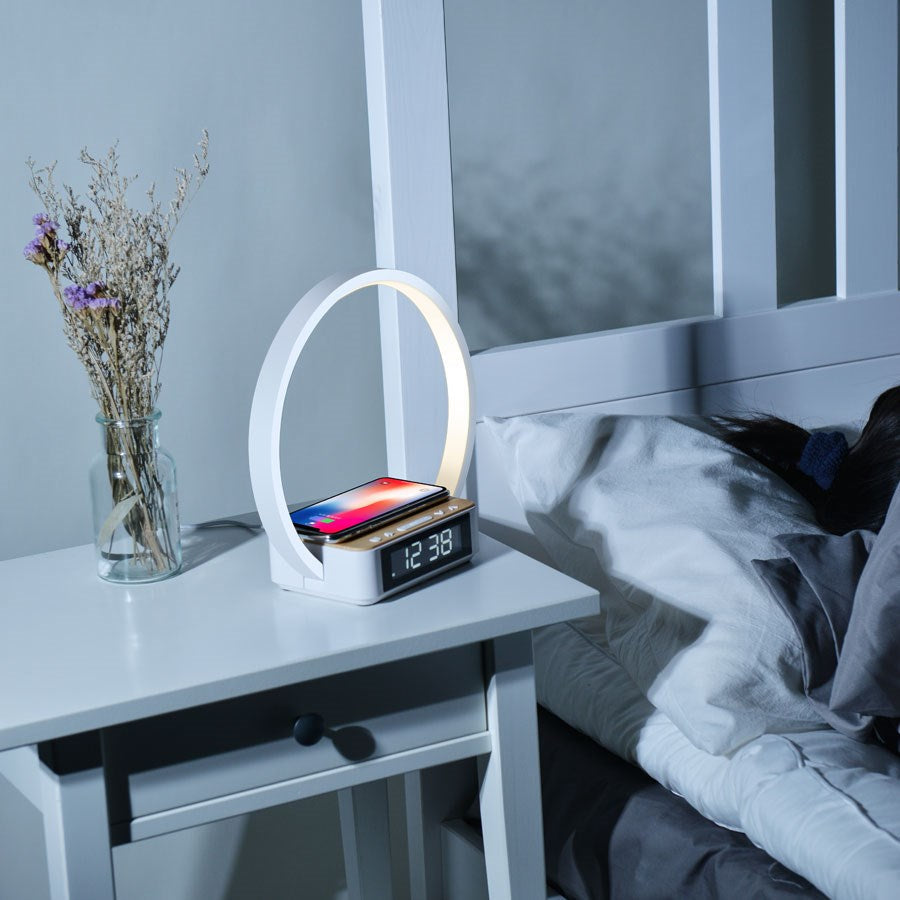 https://cdn.shopify.com/s/files/1/0950/5387/3523/files/lpl-087_lippa-sengelampe-med-tradlos-opladning-og-vaekkeur-hvid-7_fcee12de-45d0-439d-b993-365b9acda29b.jpg?v=1768904020