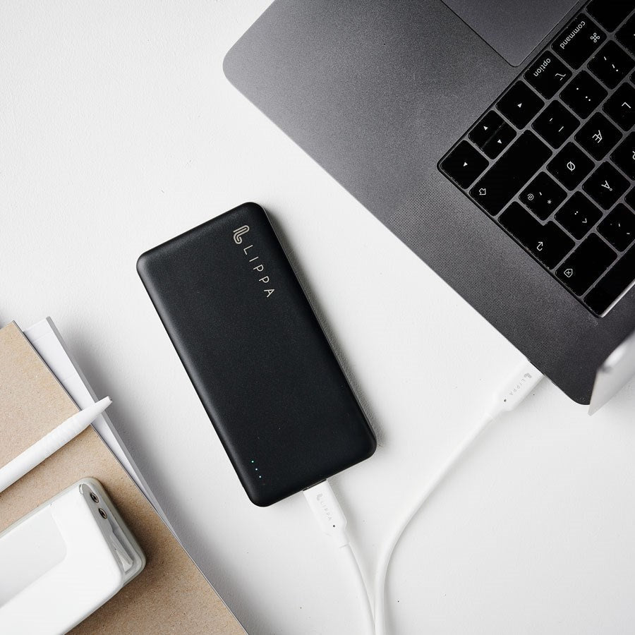 https://cdn.shopify.com/s/files/1/0950/5387/3523/files/lppb10000fc_-lippa-10-000-mah-powerbank-18w-usb-c-pd-qc-usb-a-output-black_lys.jpg?v=1759754253