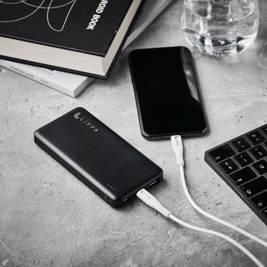 https://cdn.shopify.com/s/files/1/0950/5387/3523/files/lppb10000fc_-lippa-10-000-mah-powerbank-18w-usb-c-pd-qc-usb-a-output-black_mork.jpg?v=1759754253