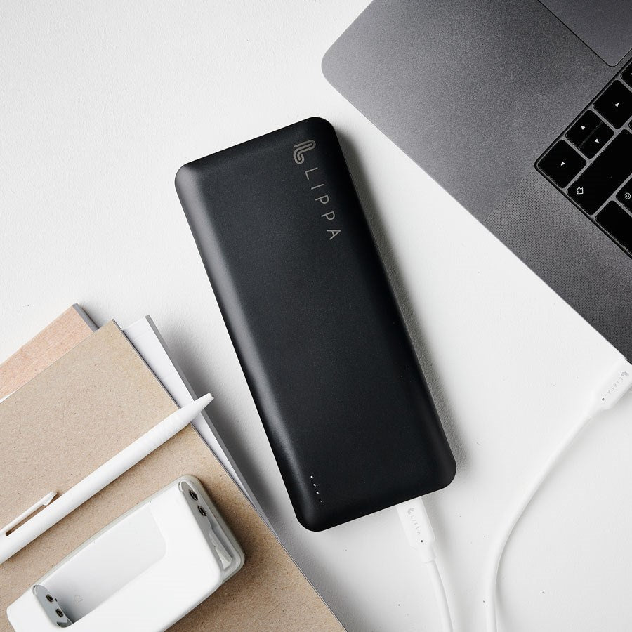 https://cdn.shopify.com/s/files/1/0950/5387/3523/files/lppb26800fc_lippa-26-800-mah-powerbank-45w-usb-c-pd-qc-usb-a-output-black_lys.jpg?v=1759748597