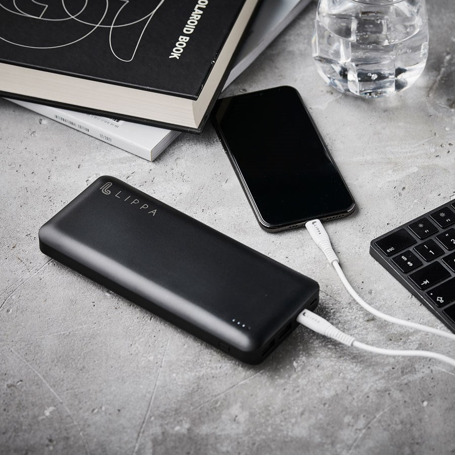 https://cdn.shopify.com/s/files/1/0950/5387/3523/files/lppb26800fc_lippa-26-800-mah-powerbank-45w-usb-c-pd-qc-usb-a-output-black_mork.jpg?v=1759748597
