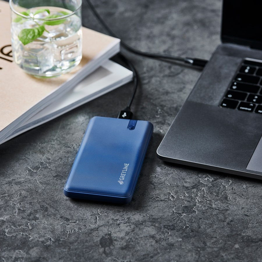 https://cdn.shopify.com/s/files/1/0950/5387/3523/files/p104401-greylime-ocean-10-000-mah-powerbank-deep-blue-5.jpg?v=1759745524
