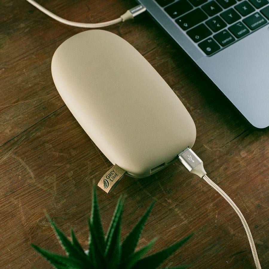 https://cdn.shopify.com/s/files/1/0950/5387/3523/files/p107102-greylime-power-stone-ll-20000-mah-usb-c-usb-a-beige_06.jpg?v=1759748072